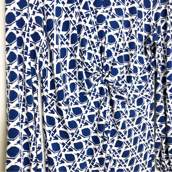 Diane von Furstenberg Chick blue/white graphic print twisted front Jersey dress - Picture 4 of 10